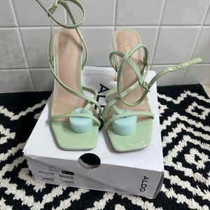 Very good heels wore only once it’s just like new excellent condition